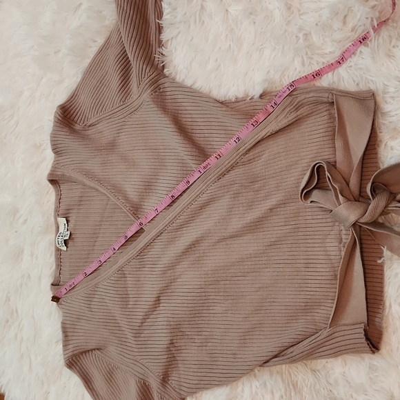 Limited Collection wrap front tan sweater with tie size xl - Picture 6 of 7